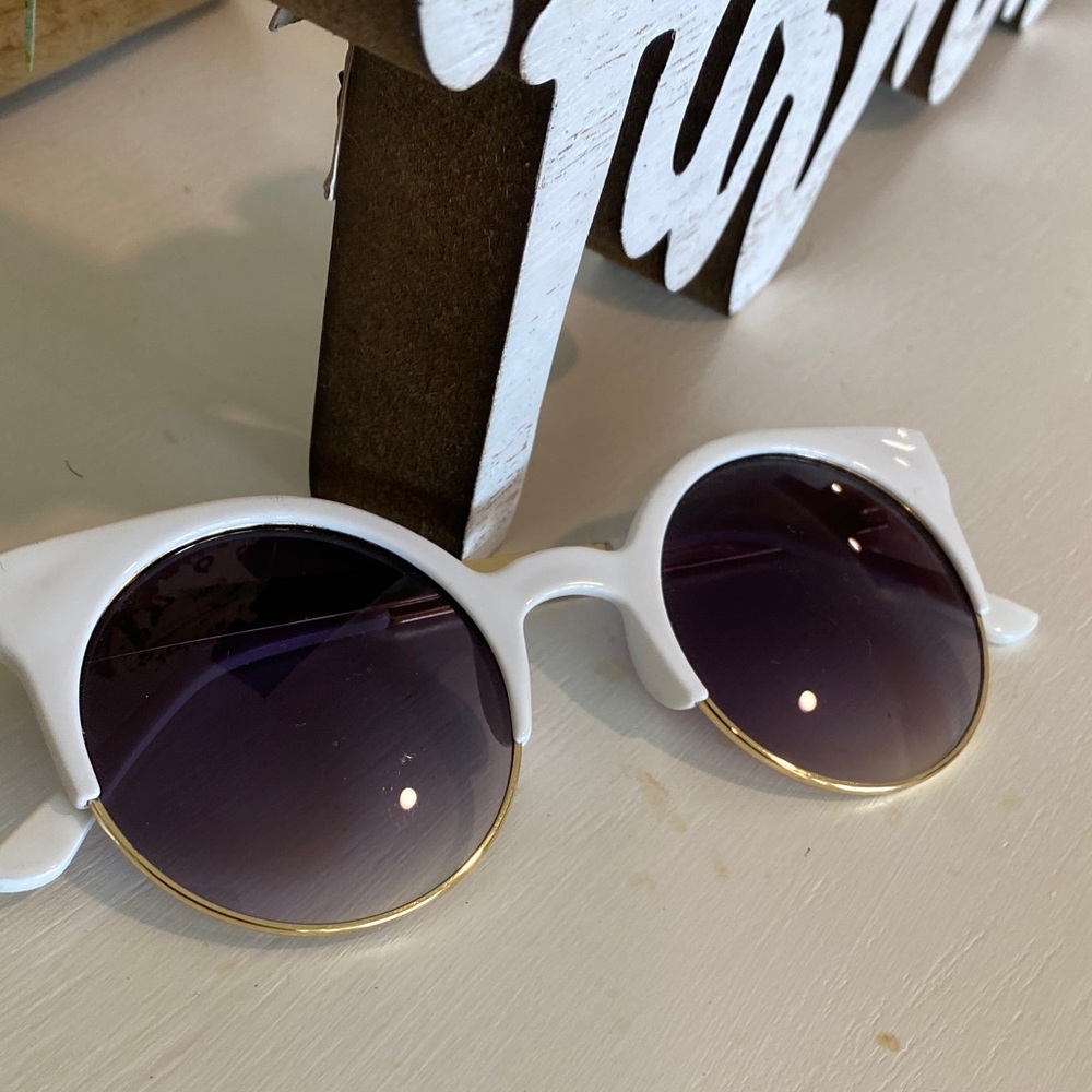 White and Gold Round Sunglasses